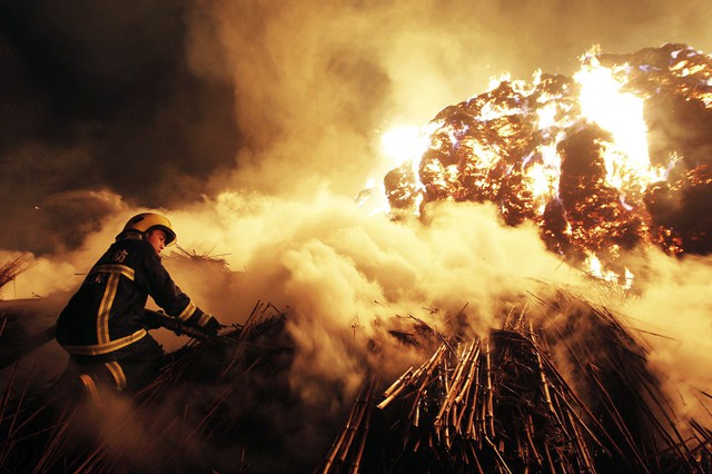 Lính cứu hỏa cố gắng dập tắt đám cháy bùng phát tại một nhà máy giấy ở thành phố Thường Đức, tỉnh Hồ Nam, Trung Quốc.