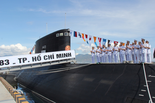 VIDEO: Hoành tráng lễ thượng cờ 2 tàu ngầm Kilo Việt Nam - Ảnh 5.