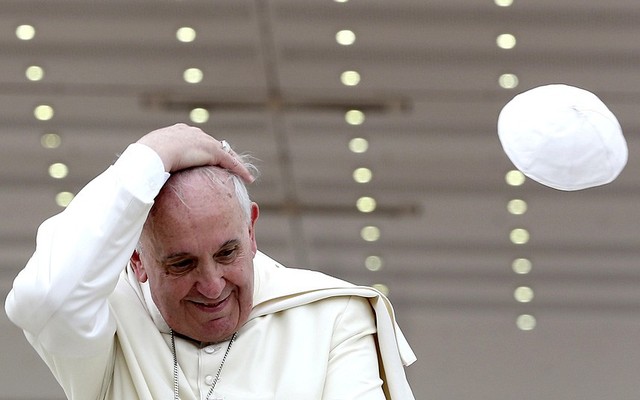 Gió thổi bay mũ của Giáo hoàng Francis trong khi ông đang thuyết giảng tại quảng trường St. Peter, Vatican.