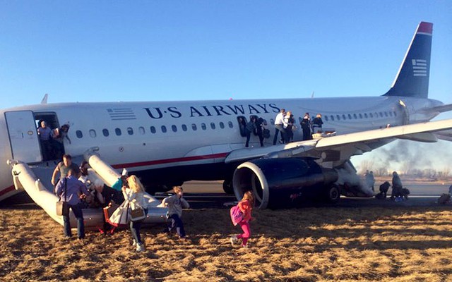 Hành khách sơ tán khỏi chiếc máy bay mang số hiệu Flight 1702 của hãng hàng không US Airways, sau khi phi công buộc phải hạ cánh khẩn cấp xuống sân bay ở Philadelphia , Mỹ, vì lốp bánh trước của máy bay bị nổ.