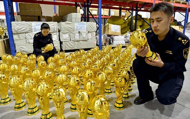 Nhân viên hải quan Trung Quốc kiểm tra một số trong 1.000 cúp vàng World Cup giả bị thu giữ tại thành phố Nghĩa Ô, tình Chiết Giang.