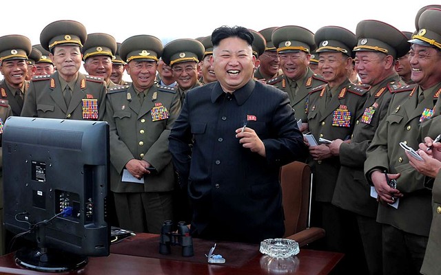 Nhà lãnh đạo Triều Tiên Kim Jong-un dường như nói một câu rất hài hước khi ông kiểm tra một cuộc tập trận pháo binh ở miền tây nam nước này.