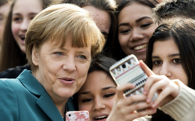 Thủ tướng Đức Angela Merkel chụp ảnh ‘tự sướng’ cùng học sinh khi bà tới thăm trường Đức-Ba Lan Robert Jungk ở thủ đô Berlin.