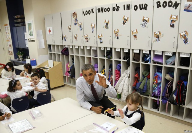 Tổng thống Mỹ Barack Obama  ngồi với Emily Hare, 3 tuổi, khi ông tới thăm trường Tiểu học Powell ở Washington, Mỹ.
