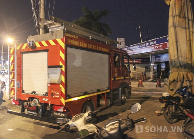 Lực lượng Cảnh sát PCCC quận 9 đã nhanh chóng có mặt tại hiện trường để khống chế ngọn lửa.