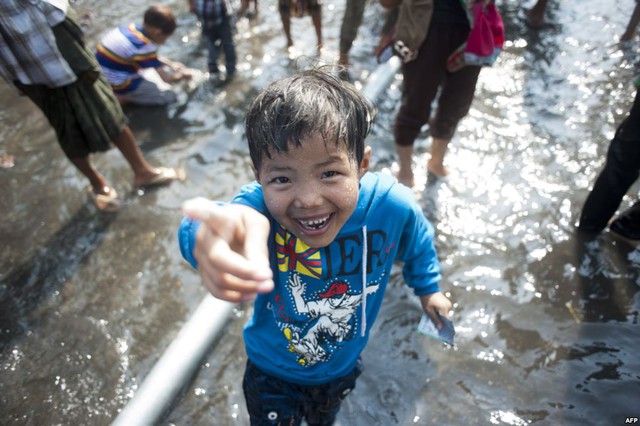 Một cậu bé thích thú tham gia lễ hội té nước Thingyan, chào đón năm mới ở Rangoon, Myanmar.