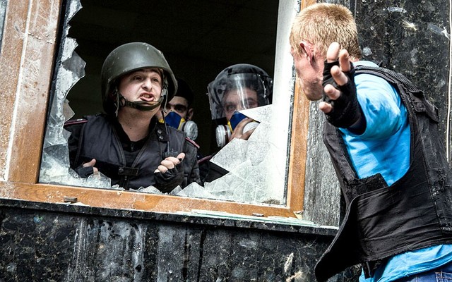 Những người biểu tình ủng hộ Nga đụng độ với cảnh sát chống bạo động khi bất ổn tiếp diễn tại Donetsk, Ukraine.