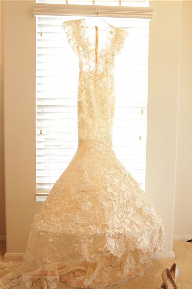 Chiếc váy cưới có giá 10 ngàn đô-la của Ngọc Quyên được nhà thiết kế Hoàng Hải thiết kế riêng.