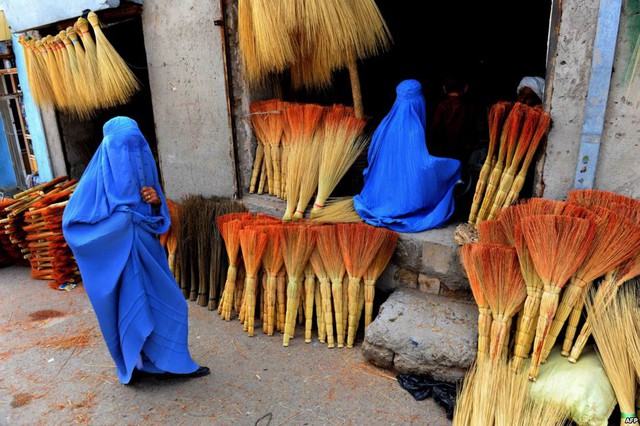 Những người phụ nữ tìm mua chổi tại một cửa hàng ở Herat, Afghanistan.