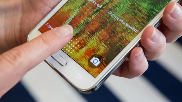 Samsung Galaxy S5 sang chảnh với lớp vỏ nạm pha lê Swarovski