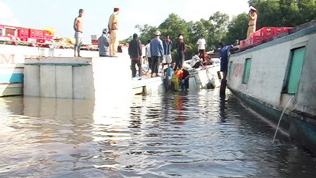 Nhân dân và chính quyền địa phương nỗ lực cứu hộ tàu hàng bị chìm và tiếp vận chuyển hàng hóa lên bờ