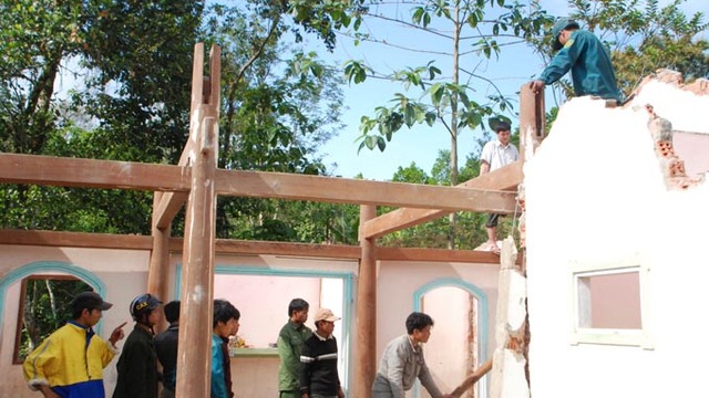 Người dân giúp nhau tháo mái nhà - Ảnh: Trường Trung