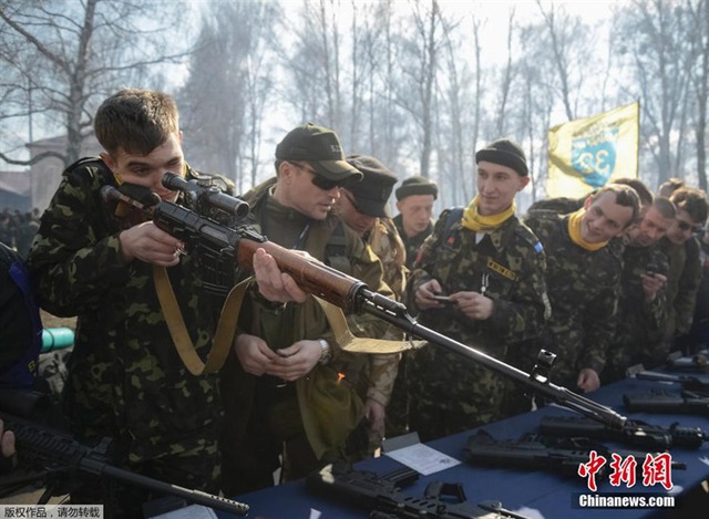 Hình ảnh lính dự bị của Ukraine đang &quot;háo hức&quot; xếp hàng thử súng.