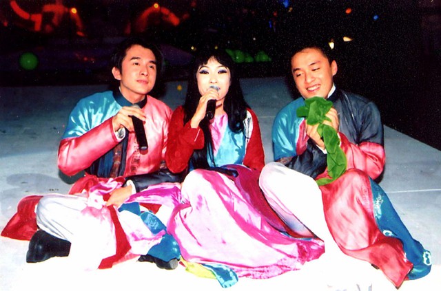 Ca sĩ Lam Trường, Phương Thanh và Đan Trường biểu diễn ca khúc tát nước đầu đình trong liveshow Làn Sóng Xanh 2002.