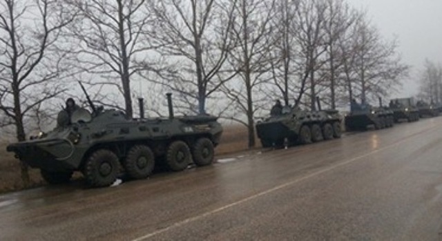 Đoàn xe quân sự Nga đậu gần thành phố Simferopol, thủ phủ của Crimea