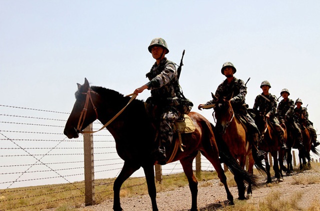 Kỵ binh Trung Quốc đi tuần trên biên giới với Mông Cổ