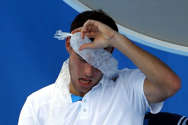 Tay vượt Jerzy Janowicz của Ba Lan phải dùng túi đá lạnh chườm lên đầu để giải nhiệt trong trận đấu với tay vợt Pablo Andujar của Tây Ban Nha tại giải quần vượt Australia mở rộng ở Melbourne.