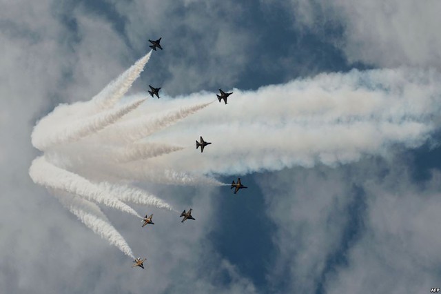 Phi đội Black Eagles của Không quân Hàn Quốc trình diễn bay đội hình trước lễ khai mạc Triển lãm hàng không quốc tế Singapore.
