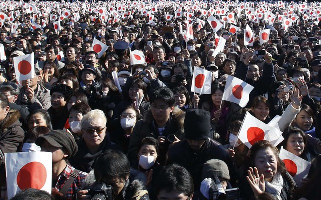 Mọi người vẫy cờ trong khi chờ Nhật hoàng Akihito trước Cung điện hoàng gia ở Tokyo, Nhật Bản.