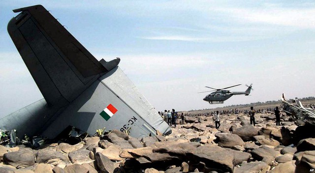 Một chiếc trực thăng của Không quân Ấn Độ bay trên hiện trường chiếc máy bay vận tải quân sự C-130J Hercules rơi gần ngôi làng Karauli, tỉnh Madhya Pradesh, Ấn Độ, khiến 5 thành viên phi hành đoàn thiệt mạng.