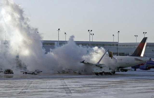 Một chiếc máy bay của hãng hàng không Delta đang được làm tan băng tại sân bay quốc tế Chicago Midway, bang Illinois, Mỹ.