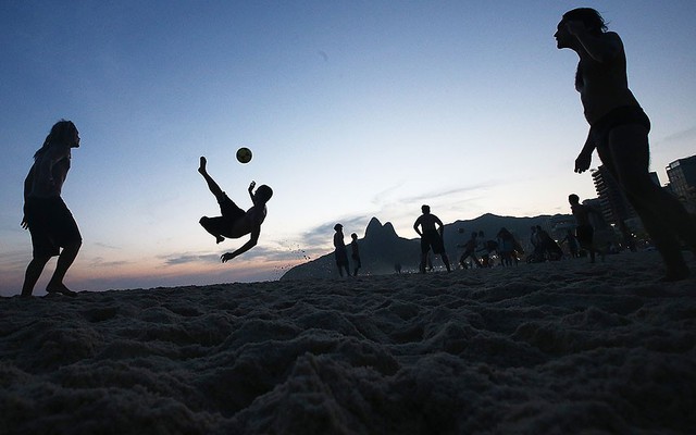 Mọi người chơi bóng đá trên bãi biển Ipanema ở Rio de Janeiro, Brazil.