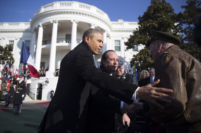 Tổng thống Barack Obama và đồng cấp người Pháp François Hollande chào đón một cựu chiến binh bên ngoài Nhà Trắng, Washington, Mỹ.