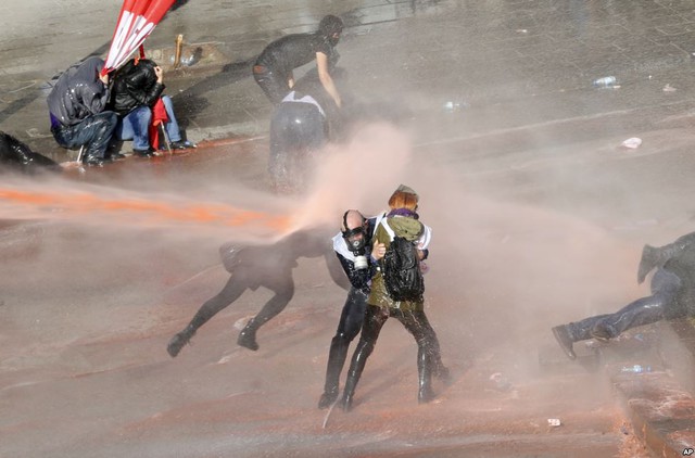 Cảnh sát chống bạo động sử dụng hơi cay và vòi rồng để giải tán người biểu tình ở Ankara, Thổ Nhĩ Kỳ.