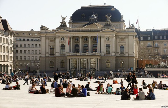 Mọi người tận hưởng thời tiết nắng ấm trên quảng trường Sechselaeutenplatz ở Zurich, Thụy Sĩ.