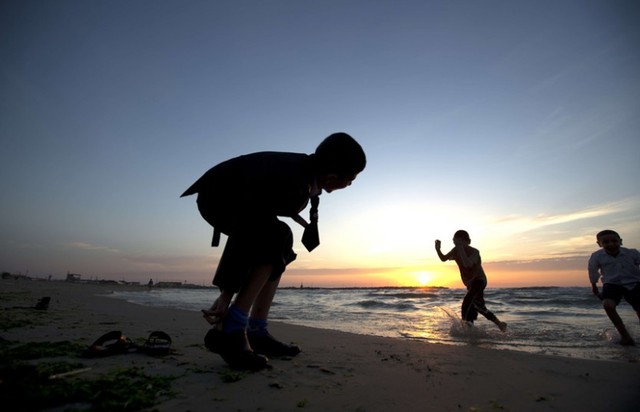 Trẻ em Palestine chơi trên bãi biển ở thành phố Gaza.