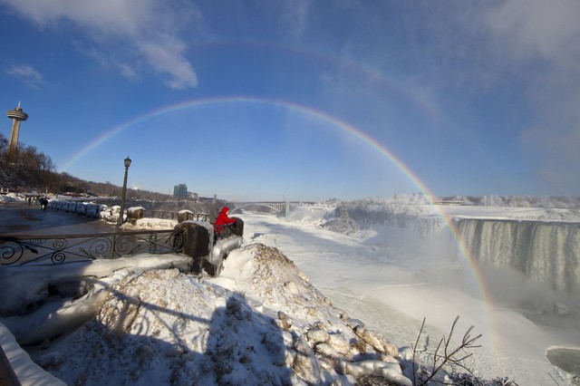 Cầu vồng xuất hiện cạnh thác nước Niagara bị đóng băng ở biên giới giữa Mỹ và Canada.