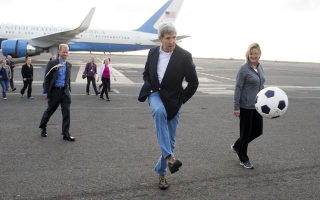 Ngoại trưởng Mỹ John Kerry đá một trái bóng trong khi máy bay dừng tiếp nhiên liệu tại sân bay ở quốc đảo Cape Verde.