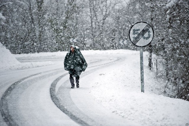 Một người hành hương đến từ Italia đi dưới mưa tuyết trên đường Saint James Way gần thị trấn Erro, Tây Ban Nha.