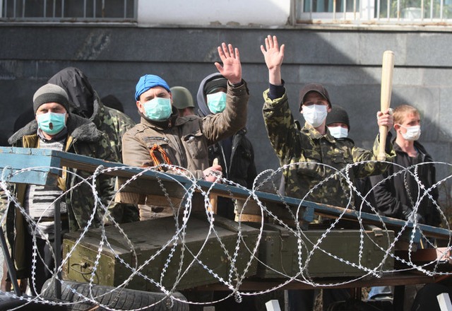 Những người ủng hộ Nga lập hàng rào biểu tình bên ngoài tòa nhà của cơ quan an ninh ở Donetsk, Ukraine.