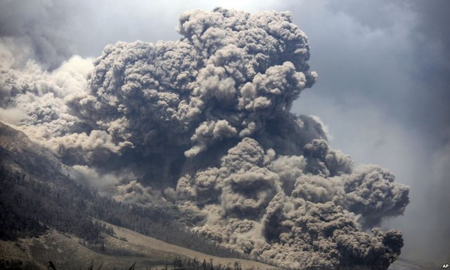 Núi lửa Sinabung phun trào tro bụi nhìn từ ngôi làng Payung, North Sumatra, Indonesia.