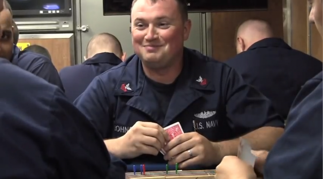 Các thủy thủ cũng được chơi bài hay các trò chơi khác để tăng cường sự thân thiết và giết thời gian.