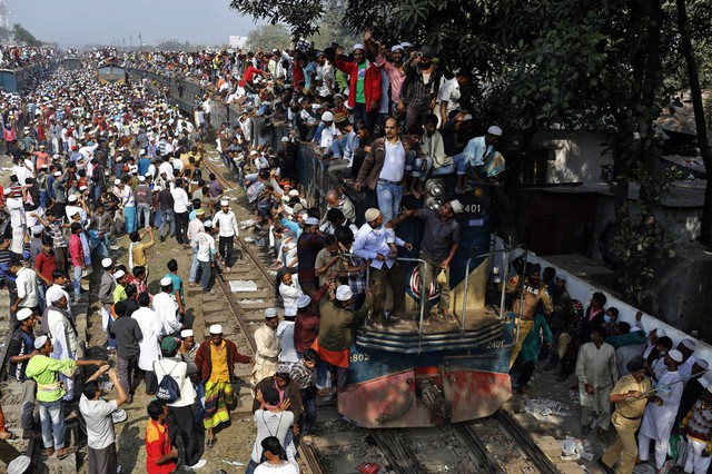 Hàng nghìn người tập trung trên tàu để trở về nhà tại một nhà ga ở Tongi, Bangladesh.