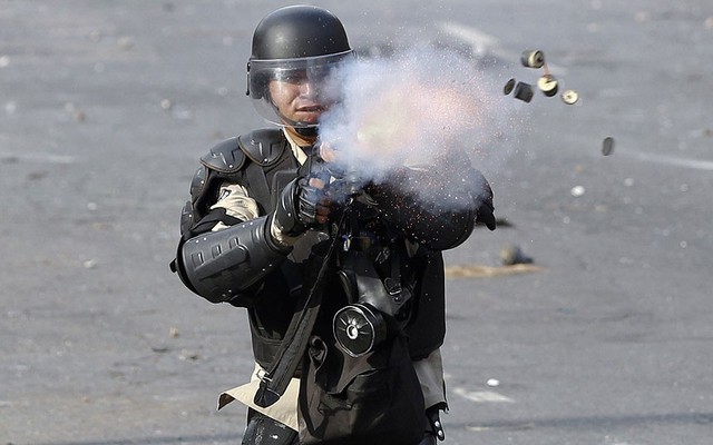 Cảnh sát bắn đạn hơi cay vào người biểu tình chống chính phủ trên đường phố ở Caracas, Venezuela.