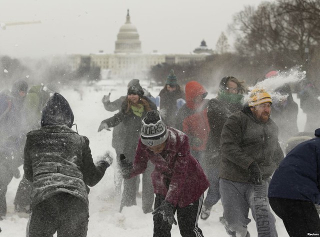 Mọi người thích thú ném bóng tuyết vào nhau trước tòa nhà quốc hội ở Washington, Mỹ.