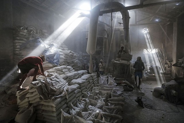 Công nhân làm việc trong một nhà máy sản xuất bột đá ở Mumbai, Ấn Độ.