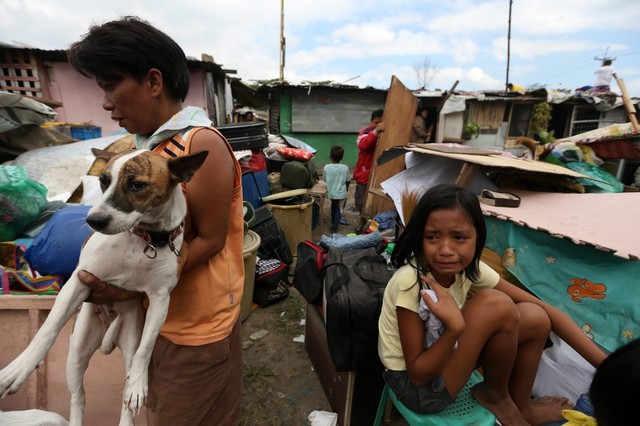 Desiree Patrimonio, 7 tuổi, khóc khi các nhân viên giải tỏa phá các ngôi nhà bất hợp pháp tại Quezon, Philippines.