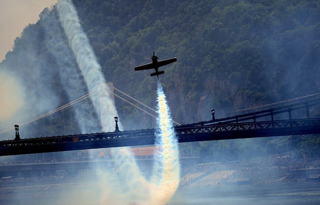 Máy bay trình diễn chui dưới cầu Lanchid ở Hungary.