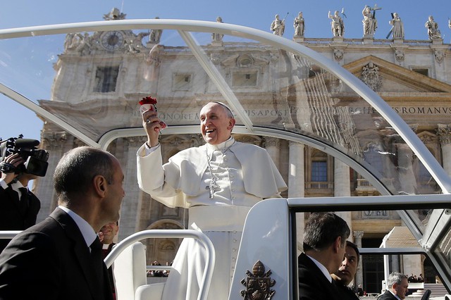 Giáo hoàng Francis tổ chức một buổi thuyết trình nhân ngày lễ Tình nhân trên quảng trường St. Peter ở Vatican.