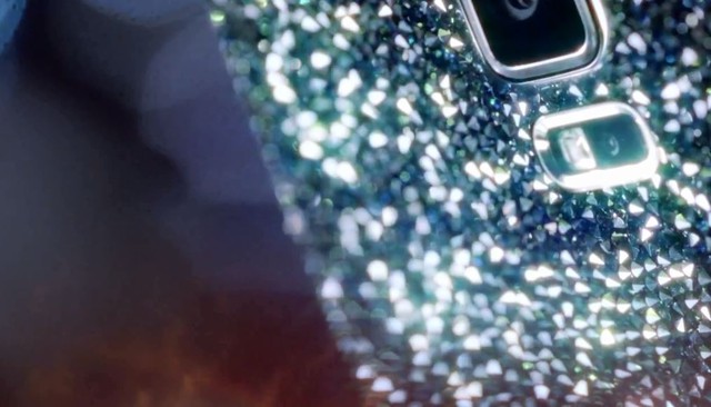 Samsung Galaxy S5 sang chảnh với lớp vỏ nạm pha lê Swarovski