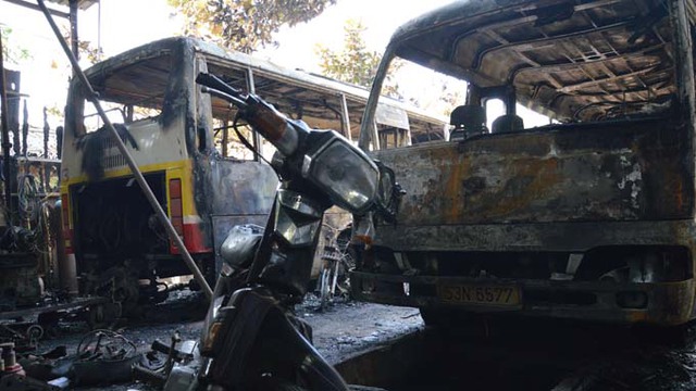 Xe buýt và xe máy trong garage bị thiêu rụi - Ảnh: Ngọc Tài