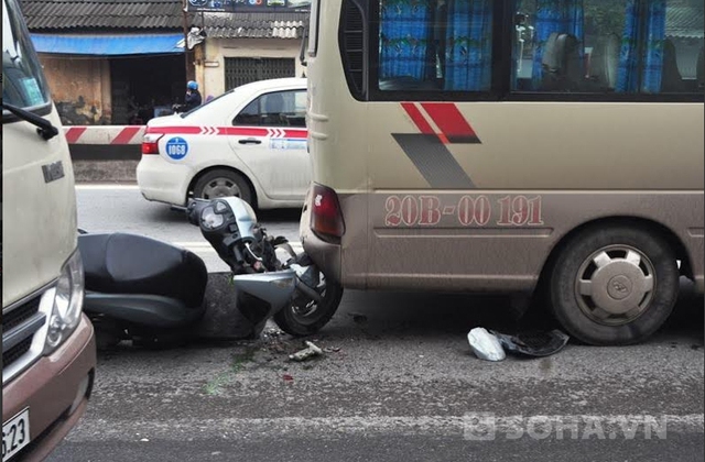 Khi xe đang đứng dừng đèn đỏ tại ngã tư Cổ Nhuế - Phạm Văn Đồng thì bất ngờ một người đàn ông điều khiển chiếc xe máy Honda SH đời mới mang BKS 29X2 1702 đi từ phía sau đã đâm thẳng vào đuôi xe.
