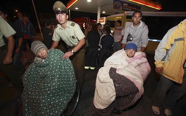 Mọi người được sơ tán tới nơi an toàn sau khi cảnh báo sóng thần được phát đi tại thành phố Antofagasta, Chile.