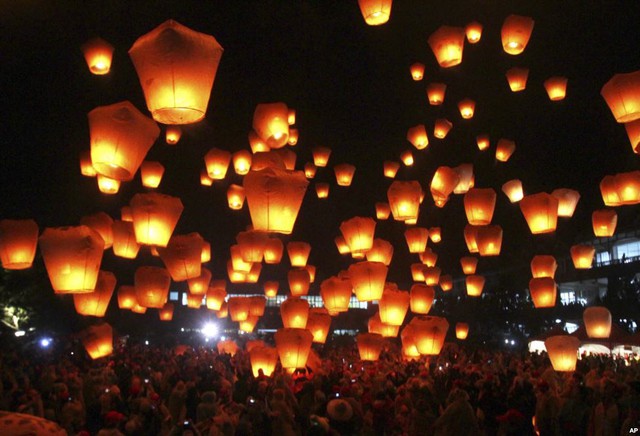 Hàng trăm người Đài Loan thả đèn lồng tại thành phố New Taipei để hy vọng may mắn và thịnh vượng trong năm mới.