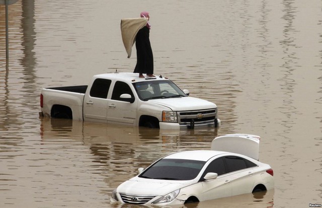 Những chiếc ô tô bị ngập trong nước lũ sau nhiều ngày mưa lớn ở Riyadh, Ả-rập Xê-út.