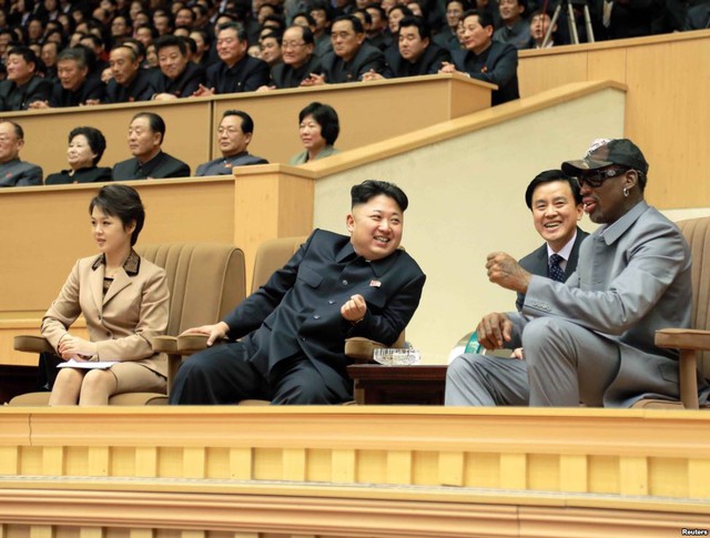 Nhà lãnh đạo Triều Tiên Kim Jong Un xem bóng rổ cùng cựu ngôi sao bóng rổ Mỹ Dennis Rodman tại Bình Nhưỡng.